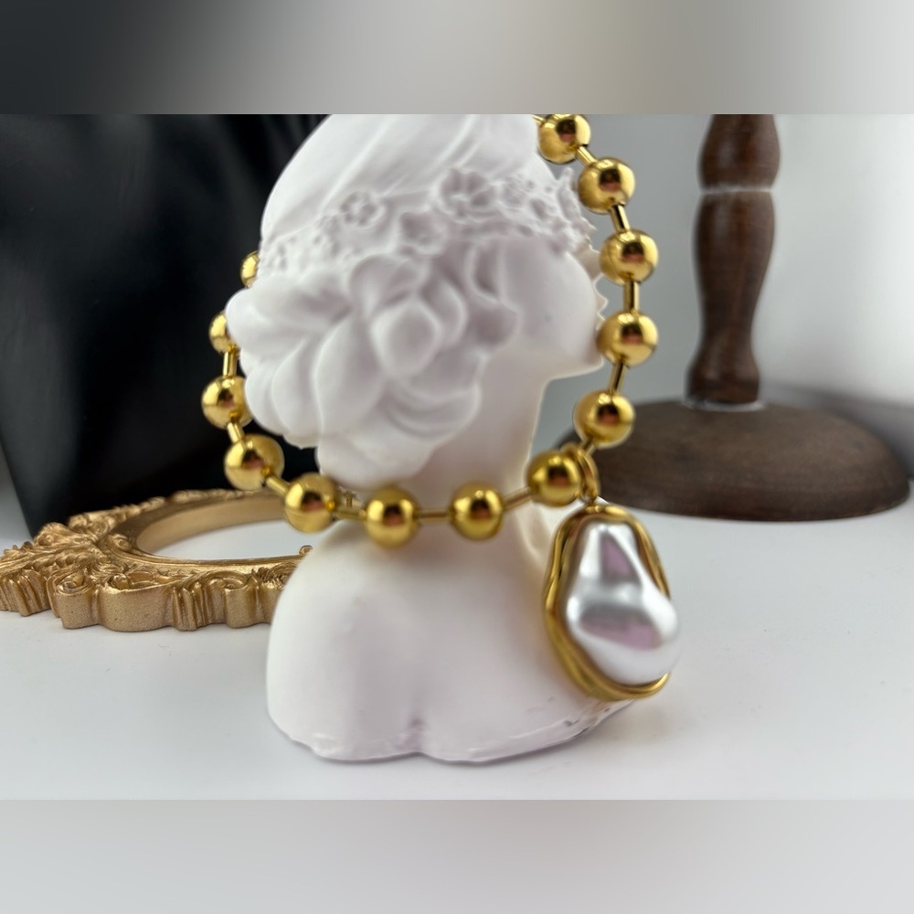 Gold Beaded Necklace with Baroque Pearl Pendant ✨ - Picture 3 of 10